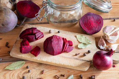 Sarımsak, soğan ve baharat - fermente Kvas hazırlamak için malzemeler ile kırmızı pancar