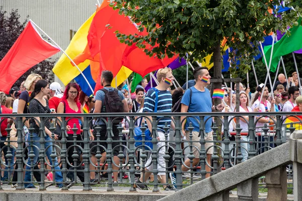 Prague, Çek Cumhuriyeti - 12 Ağustos 2017: katılımcılar Prag Pride - büyük bir gay ve lezbiyen geçit