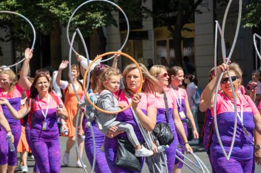 Prague, Çek Cumhuriyeti - 1 Temmuz 2018: Sokolsky Slet, Sokol hareketi - çek spor Derneği bir kez-her-altı-yıl toplanması parading insanlar