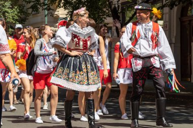 Prague, Çek Cumhuriyeti - 1 Temmuz 2018: insanlar Sokolsky Slet, Sokol hareketi - çek spor Derneği bir kez-her-altı-yıl toplanması parading halk kostümleri