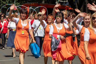 Prague, Çek Cumhuriyeti - 1 Temmuz 2018: Sokolsky Slet, Sokol hareketi - çek spor Derneği bir kez-her-altı-yıl toplanması parading kadınlar