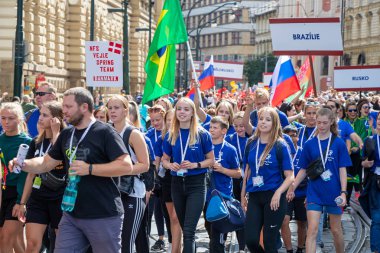 Prague, Çek Cumhuriyeti - 1 Temmuz 2018: Sokolsky Slet, Sokol hareketi - çek spor Derneği bir kez-her-altı-yıl toplanması parading yabancı ziyaretçiler
