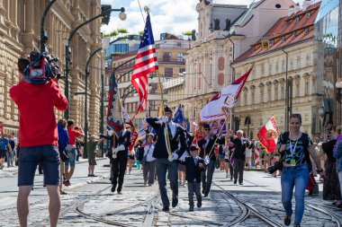 Prague, Çek Cumhuriyeti - 1 Temmuz 2018: Sokolsky Slet, Sokol hareketi - çek spor Derneği bir kez-her-altı-yıl toplanması parading Amerikan ziyaretçi