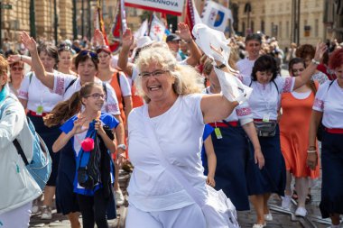 Prague, Çek Cumhuriyeti - 1 Temmuz 2018: Sokolsky Slet, Sokol hareketi - çek spor Derneği bir kez-her-altı-yıl toplanması parading insanlar