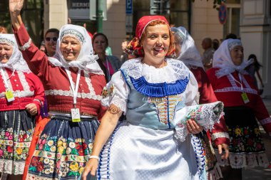 Prague, Çek Cumhuriyeti - 1 Temmuz 2018: Sokolsky Slet, Sokol hareket - bir kez-her-altı-yıl toplanması, halk kostümleri kadınlarda bir çek Derneği spor