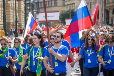 Prague, Çek Cumhuriyeti - 1 Temmuz 2018: Sokolsky Slet, Sokol hareketi - çek spor Derneği bir kez-her-altı-yıl toplanması parading Brezilyalı ziyaretçi