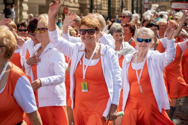 Prague, Çek Cumhuriyeti - 1 Temmuz 2018: Sokolsky Slet, Sokol hareketi - çek spor Derneği bir kez-her-altı-yıl toplanması parading kadınlar