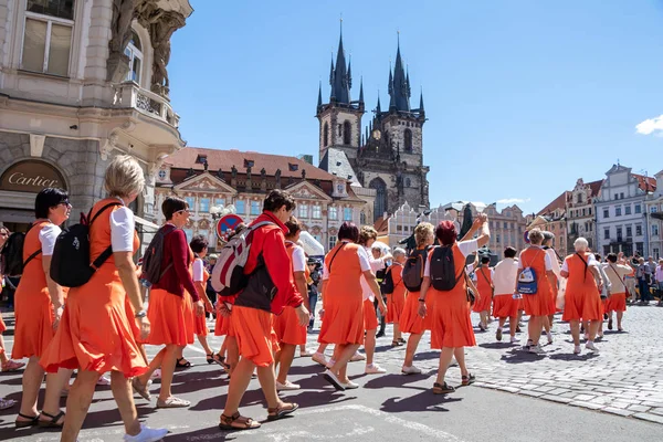 Prague, Çek Cumhuriyeti - 1 Temmuz 2018: Sokolsky Slet, Sokol hareketi - çek spor Derneği bir kez-her-altı-yıl toplanması parading kadınlar