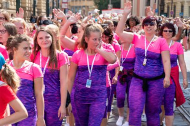 Prague, Çek Cumhuriyeti - 1 Temmuz 2018: Sokolsky Slet, Sokol hareketi - çek spor Derneği bir kez-her-altı-yıl toplanması parading kadınlar
