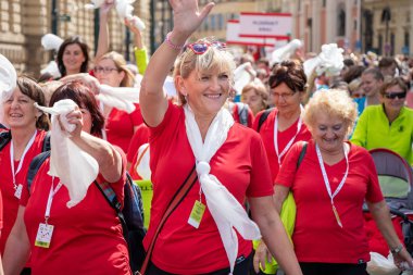 Prague, Çek Cumhuriyeti - 1 Temmuz 2018: Sokolsky Slet, Sokol hareketi - çek spor Derneği bir kez-her-altı-yıl toplanması parading kadınlar