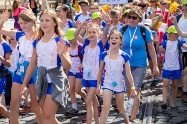 Prague, Çek Cumhuriyeti - 1 Temmuz 2018: Sokolsky Slet, Sokol hareketi - çek spor Derneği bir kez-her-altı-yıl toplanması parading çocuk