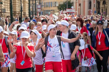 Prague, Çek Cumhuriyeti - 1 Temmuz 2018: Sokolsky Slet, Sokol hareketi - çek spor Derneği bir kez-her-altı-yıl toplanması parading çocuk