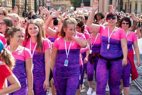 Prague, Çek Cumhuriyeti - 1 Temmuz 2018: Sokolsky Slet, Sokol hareketi - çek spor Derneği bir kez-her-altı-yıl toplanması parading kadınlar