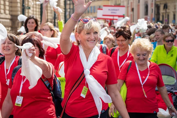 Prague, Çek Cumhuriyeti - 1 Temmuz 2018: Sokolsky Slet, Sokol hareketi - çek spor Derneği bir kez-her-altı-yıl toplanması parading kadınlar