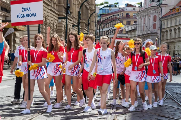 Prague, Çek Cumhuriyeti - 1 Temmuz 2018: Sokolsky Slet, Sokol hareketi - çek spor Derneği bir kez-her-altı-yıl toplanması parading gençler