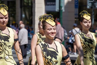 Prague, Çek Cumhuriyeti - 1 Temmuz 2018: Sokolsky Slet, Sokol hareketi - çek spor Derneği bir kez-her-altı-yıl toplanması parading öğrencileri