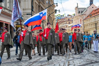 Prague, Çek Cumhuriyeti - 1 Temmuz 2018: Sokolsky Slet, Sokol hareketi - çek spor Derneği bir kez-her-altı-yıl toplanması parading Sloven ziyaretçi