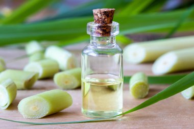 Esans taze limon otu bir tablo ile bir şişe