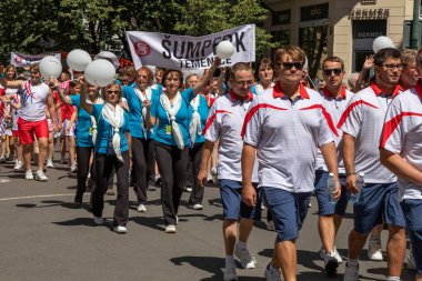 Prague, Çek Cumhuriyeti - 1 Temmuz 2018: Sokolsky Slet, Sokol hareketi - çek spor Derneği bir kez-her-altı-yıl toplanması parading insanlar