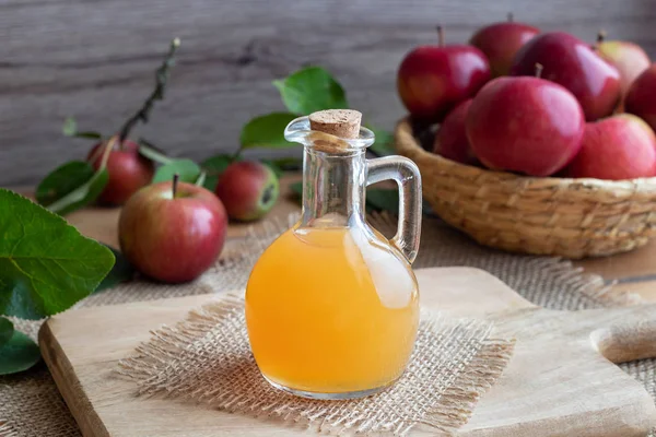 Бутылка Сырого Нефильтрованного Яблочного Уксуса — стоковое фото