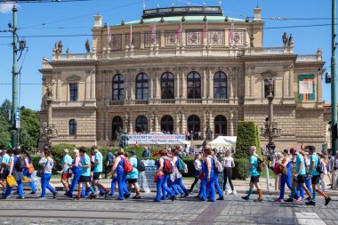 Prague, Çek Cumhuriyeti - 1 Temmuz 2018: Sokolsky Slet, Sokol hareketi - çek spor Derneği bir kez-her-altı-yıl toplanması parading insanlar