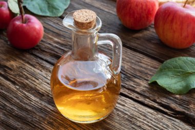 Kırsal bir arka planda elma sirkesi şişesi