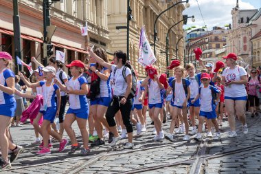 Prague, Çek Cumhuriyeti - 1 Temmuz 2018: Sokolsky Slet, Sokol hareketi - çek spor Derneği bir kez-her-altı-yıl toplanması parading çocuk