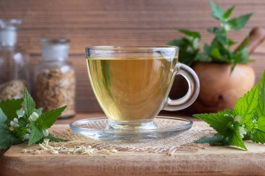 Beyaz Ölüm-ısırgan çay taze ve kuru Lamium album bitki ile