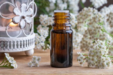 Esans taze civanperçemi çiçekli bir şişe