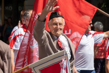 Prague, Çek Cumhuriyeti - 1 Temmuz 2018: Sokolsky Slet, Sokol hareketi - çek spor Derneği bir kez-her-altı-yıl toplanması parading yaşlı adam