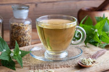 Beyaz Ölüm-ısırgan çay bütün çiçek açan Lamium album bitkiler ve Kuru çiçekler