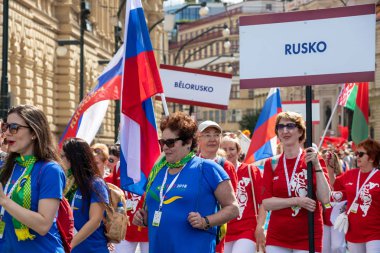 Prague, Çek Cumhuriyeti - 1 Temmuz 2018: Sokolsky Slet, Sokol hareketi - çek spor Derneği bir kez-her-altı-yıl toplanması parading Rus ziyaretçi