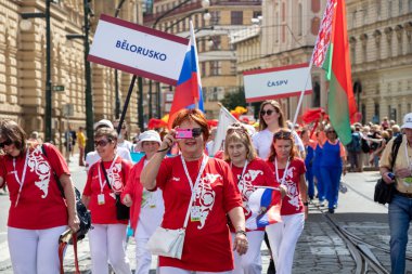 Prague, Çek Cumhuriyeti - 1 Temmuz 2018: Sokolsky Slet, Sokol hareketi - çek spor Derneği bir kez-her-altı-yıl toplanması parading yabancı ziyaretçiler