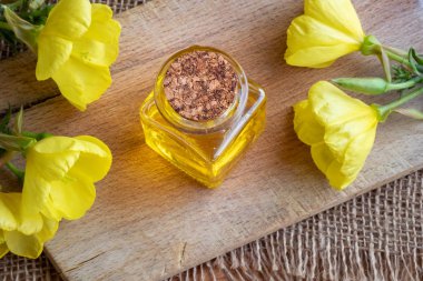 Evening primrose yağı taze çiçekler ile bir şişe