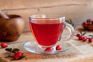 Kuşburnu çay bir tablo taze çilek ile