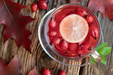Kuşburnu çay limon ve sonbahar yaprakları, üstten görünüm