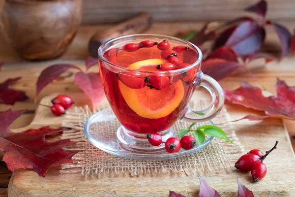 Uma Xícara Chá Rosa Com Limão Folhas Outono — Fotografia de Stock