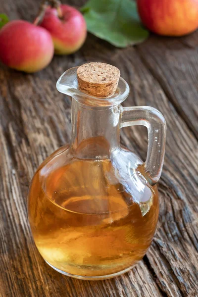 Una Botella Vinagre Manzana Sobre Una Mesa — Foto de Stock