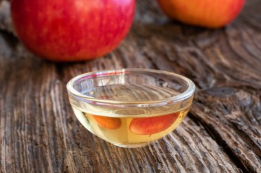 Elma sirkesi bir tabloda bir kase