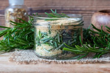 Taze biberiye ve ev yapımı bitkisel şurup hazırlamak için şeker kamışı, dolu bir kavanoz