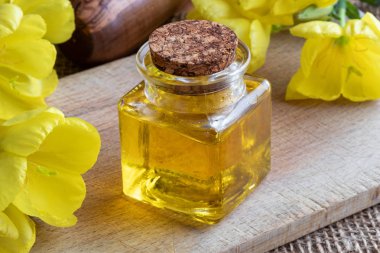 Evening primrose yağı ve çiçekler