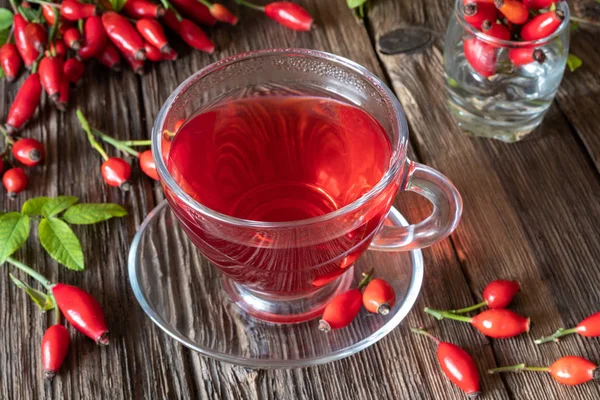 Uma Xícara Chá Rosa Com Bagas Frescas — Fotografia de Stock