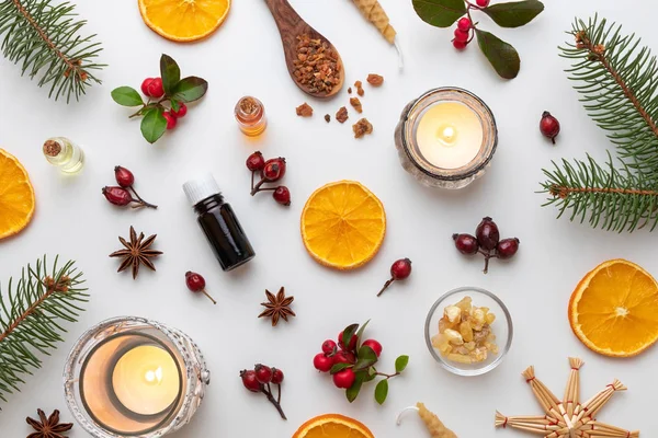 Botellas Aceite Esencial Sobre Fondo Blanco Navideño Con Mirra Incienso — Foto de Stock