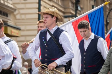 Prague, Çek Cumhuriyeti - 1 Temmuz 2018: Sokolsky Slet, Sokol hareketi - çek spor Derneği bir kez-her-altı-yıl toplanması parading insanlar