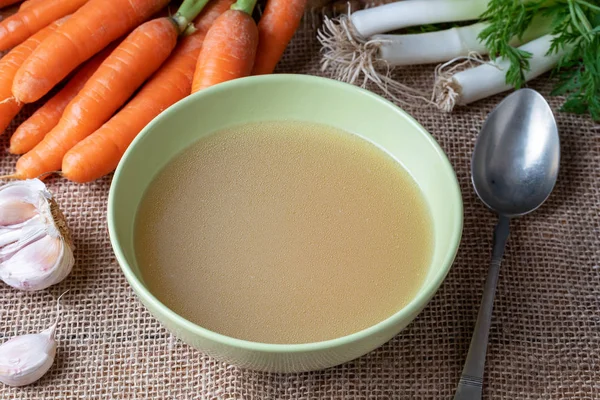 Kaldu tulang ayam dalam mangkuk sup hijau — Stok Foto