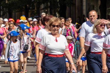 Prague, Çek Cumhuriyeti - 1 Temmuz 2018: Sokolsky Slet, Sokol hareketi - çek spor Derneği bir kez-her-altı-yıl toplanması parading insanlar