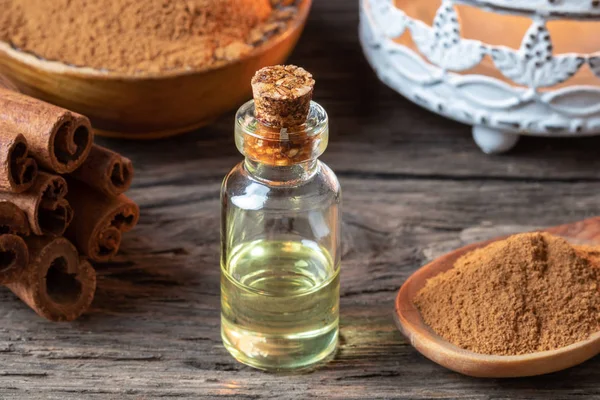 Eine Flasche Ätherisches Mit Zimtstangen Und Puder — Stockfoto