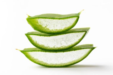 Beyaz arkaplanda aloe vera yaprağı parçaları