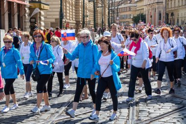Prague, Çek Cumhuriyeti - 1 Temmuz 2018: Sokolsky Slet, Sokol hareketi - çek spor Derneği bir kez-her-altı-yıl toplanması parading kadınlar