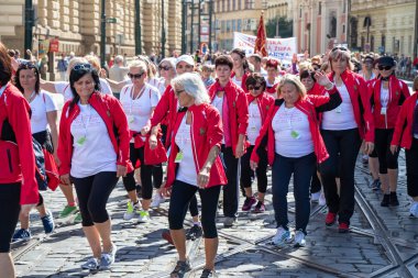 Prague, Çek Cumhuriyeti - 1 Temmuz 2018: Sokolsky Slet, Sokol hareketi - çek spor Derneği bir kez-her-altı-yıl toplanması parading kadınlar